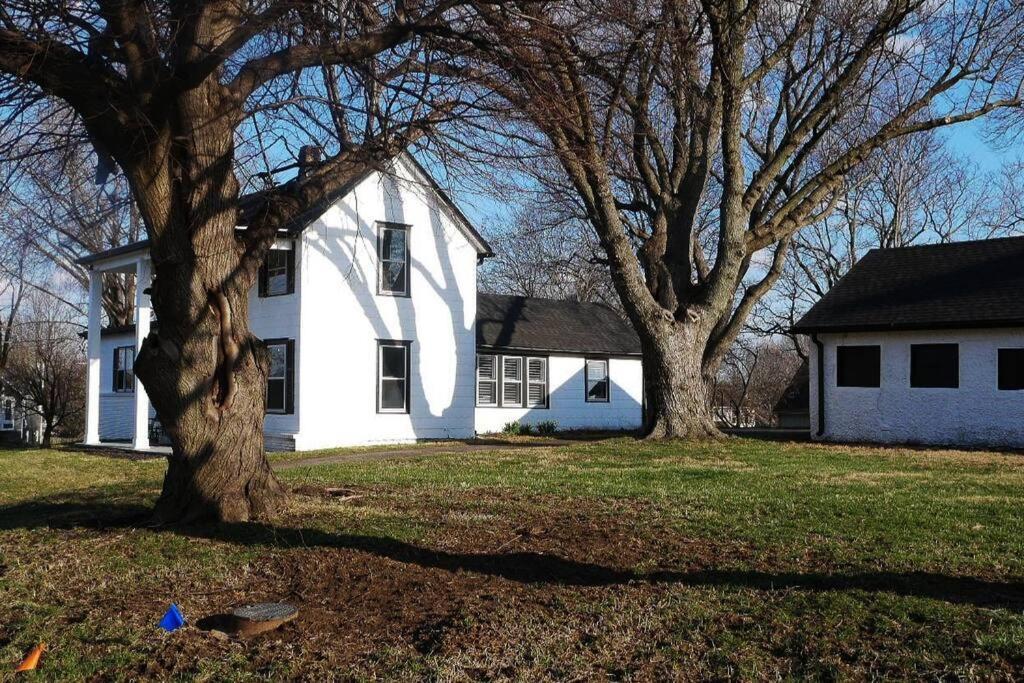 1908 Modern Farmhouse On Large Private Treed Lot Shawnee Kültér fotó