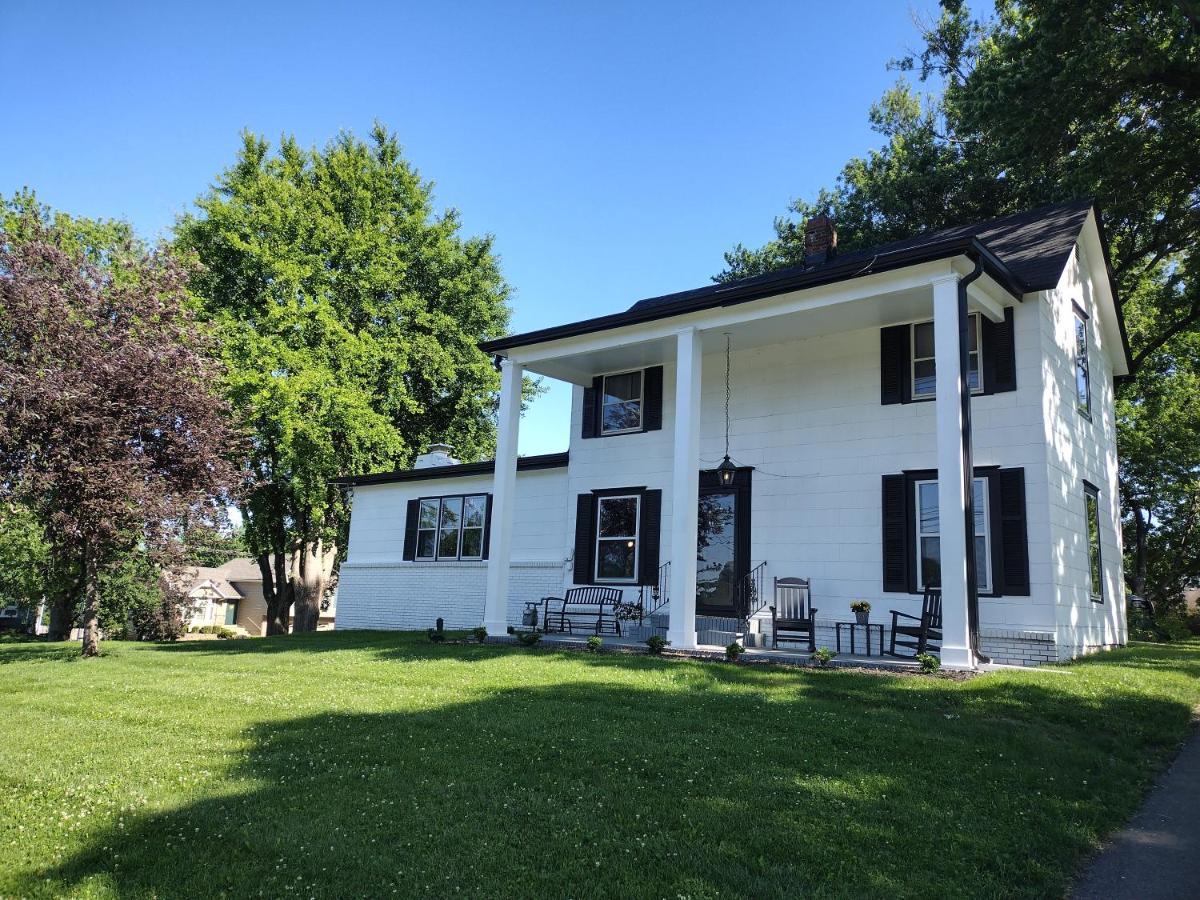 1908 Modern Farmhouse On Large Private Treed Lot Shawnee Kültér fotó