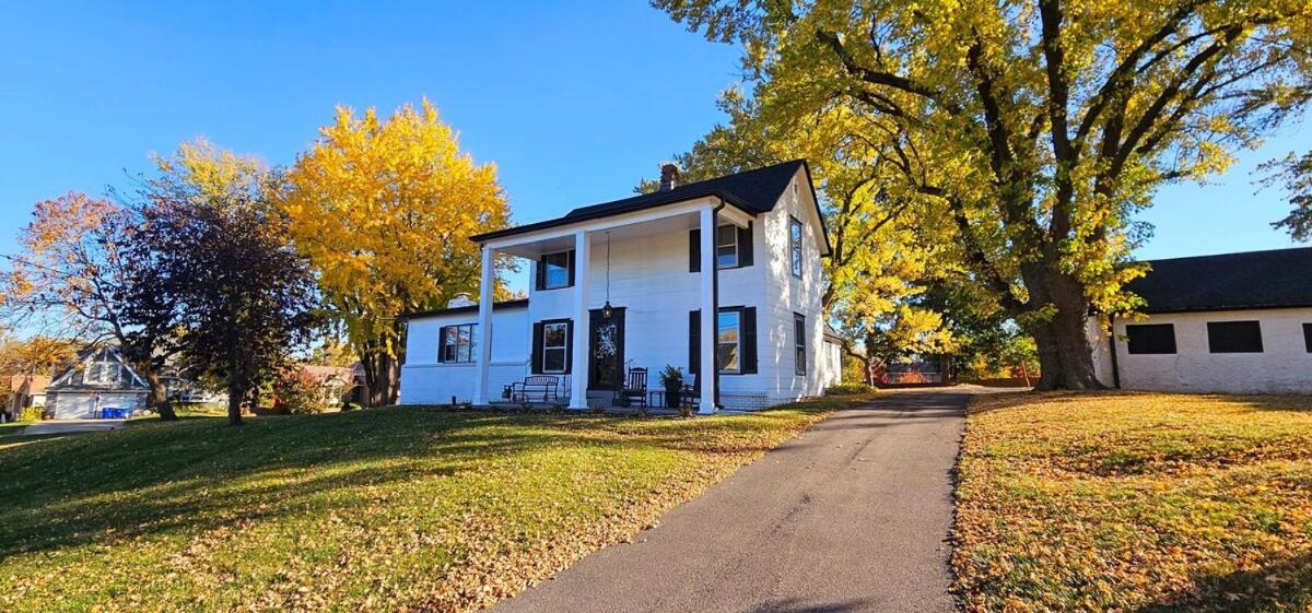 1908 Modern Farmhouse On Large Private Treed Lot Shawnee Kültér fotó