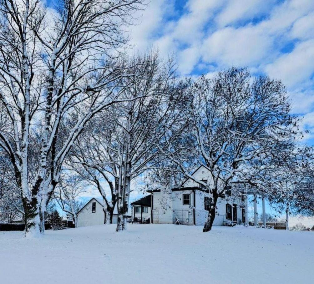 1908 Modern Farmhouse On Large Private Treed Lot Shawnee Kültér fotó